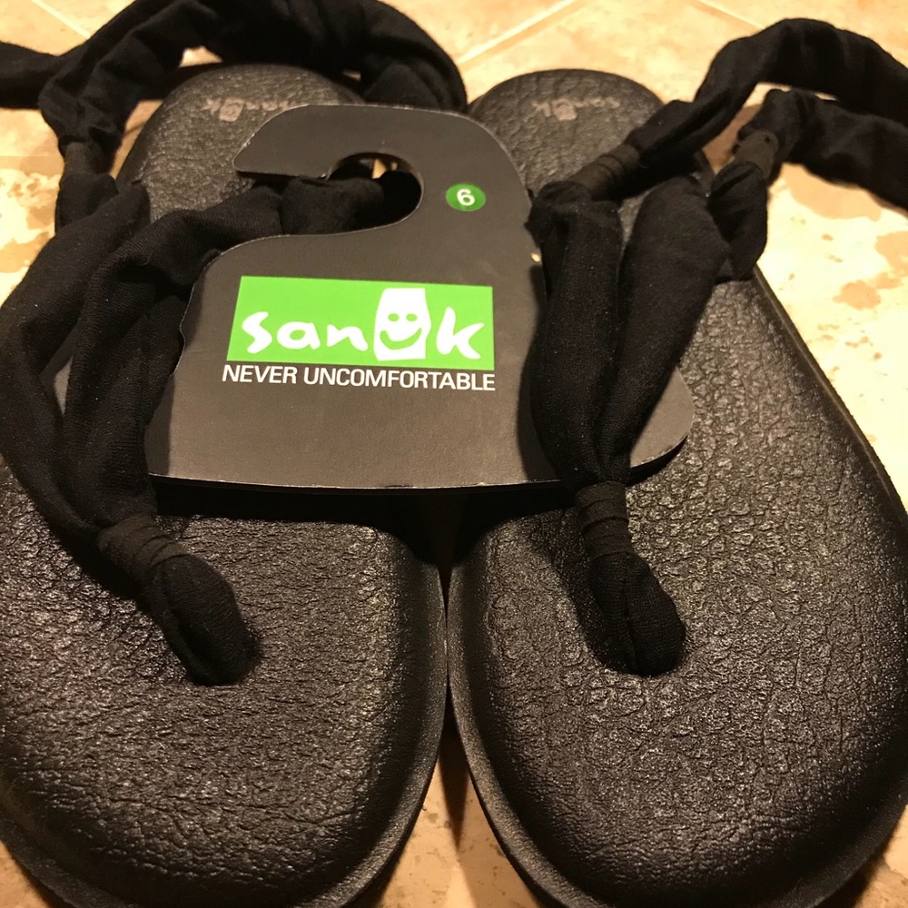 Sanuk sandals/flip flop